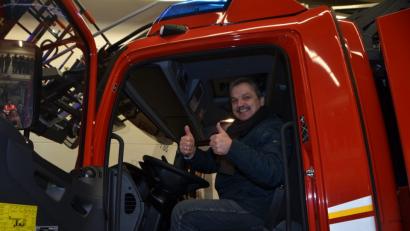Bild: dob
Daumen hoch für die Ankunft der neuen Drehleiter. Bürgermeister Andreas Wutzlhofer als oberster Dienstherr nimmt das neue Fahrzeug an der Stadtgrenze in Empfang.