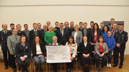 Bild: dob
22 Vertreter karitativer Einrichtungen und Vereine kommen bei der Volksbank Raiffeisenbank Nordoberpfalz in den Genuss einer finanziellen Zuwendung.