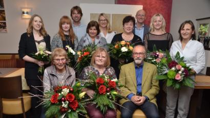 Bild: dob
Nach 47 Jahren geht Angela Puff aus Hagendorf (vorne, Mitte) in den Ruhestand. Auch die Seniorchefs Christa (links) und Franz Wolf (rechts) wollen sich noch mehr zurückziehen und ihren Lebensabend genießen. Franz, Regina und Martin Wolf (hinter Reihe von links) ehren treue Mitarbeiter, zu denen Maria Tischler und Sieglinde Feselmeier (mittlere Reihe, Dritte und Vierte von links) gehören, die seit 45 Jahren im Apotheken-Team sind.