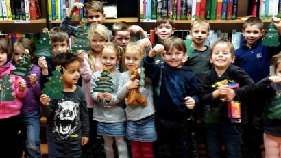 Bild: zer
Die Kinder lauschen gespannt der tollen Geschichte vom Tannenbaum, der immer nur zu Weihnachten glänzt und sein buntes Kleid an hat.