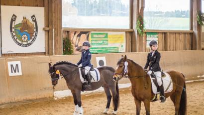 Bild: Michael Helmuth
Bei den Jugendlichen wurde sowohl im Springen als auch in der Dressur Emily Gräßl (links) auf ihrem Pony Nerino Meisterin.