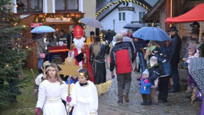 Bild: pks
Mit einer Eskorte Engel hielt der Nikolaus Einzug beim Seebarner Advent.