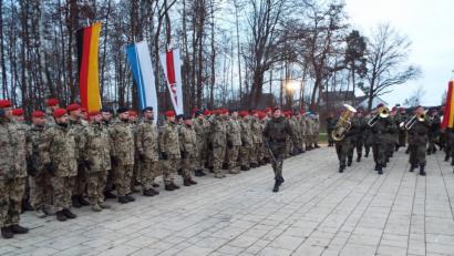 Bild: e
Die angetretenen Einsatzsoldaten (links) des Logistikbataillons auf dem Festplatz in Kümmersbruck und das Heeresmusikkorps aus Véitshöchheim.