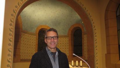 Bild: ubb
Bevor Erich Rieß mit seiner Predigt ans Rednerpult tritt, überarbeitet er sorgfältig den Text, aktualisiert ihn oder lässt persönliche Worte einfließen.