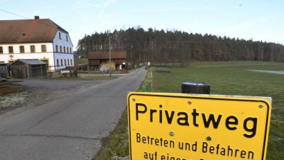 Bild: Petra Hartl
Was wie eine öffentliche Straße aussieht und genutzt wird, ist ein Privatweg. Um das für jeden sichtbar klarzustellen und auf die daraus resultierenden zivilrechtlichen Risiken hinzuweisen, haben zwei Schnaittenbacher Landwirte entsprechende Schilder aufgestellt. 	Bild: Hartl