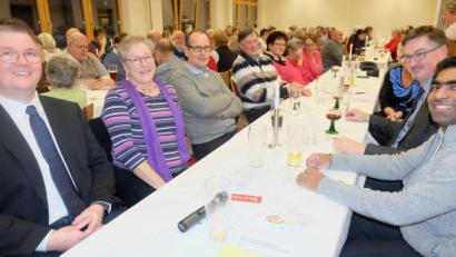Bild: ohr
Pfarrvikar Joseph Kokkoth und Bürgermeister Hans Prechtl (von rechts) sowie Pfarrgemeinderatssprecher Stefan Wittmann und die evangelische Pfarrerin Heidi Gentzwein (von links) freuen sich über die gute Resonanz auf die Einladung zum Seniorennachmittag.