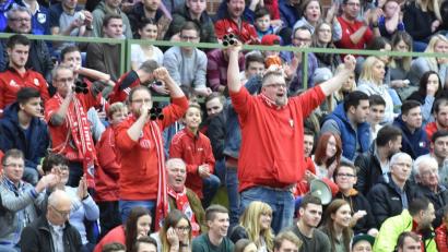 Bild: A. Schwarzmeier
Die Pfreimder Fans zauberten beim Oberpfalz-Medien-Cup Stimmung in die Mehrzweckhalle. Auf die Unterstützung seiner Schlachtenbummler zählt der Landesligist auch bei der Neuauflage des beliebten Hallenfußballturneirs am Freitag, 28. Dezember.
