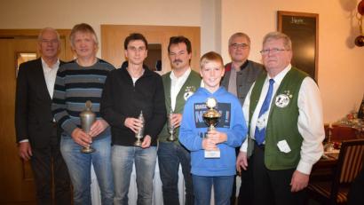 Bild: bnr
Der Geflügelzuchtverein kürte seine Vereinsmeister und Pokalgewinner. Dazu gratulierten stellvertretender Landrat Arnold Kimmerl (links) und der Schirmherr, Bürgermeister Richard Tischler (Zweiter von rechts). Im Bild von links: Hans Schmid, Michael Paulus, Thomas Zwack, Jonas Kiener und Vorstand Johann Kiener.