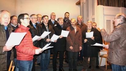Bild: lg
Unter Leitung von Paulinus Lesser gestaltete der MMC-Chor mit eindrucksvollen Marienliedern das Rorate im Rahmen des Pfarrkonvents der Sodalen.