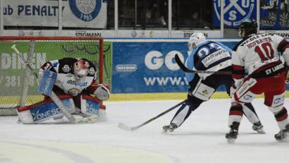 Bild: gb
Die Entscheidung in der Verlängerung: Martin Heinisch schießt zum 3:2 für die Blue Devils. Der Landshuter Maximilian Hofbauer kann Heinisch nicht stoppen und auch Goalie Patrick Berger ist machtlos.