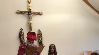 Bild: mnt
Engel und Nikolaus besuchten die Senioren, und der heilige Mann las aus seinem goldenen Buch.