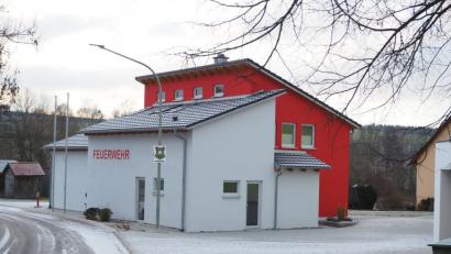 Bild: bl
Das neue Feuerwehrhaus in Weihern ist der Stadt deutlich teurer gekommen, als geplant. Das wird nun in der örtlichen Prüfung der Jahresrechnung moniert.