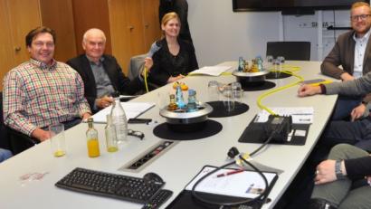 Bild: Karoline Gajeck-Scheuck
Experten aus der Region tagen in Sachen Elektromobilität. Von links: Klimaschutzkoordinator Joachim Scheid, Firmenchef Hardy Barth, Hans-Jürgen Frey (Solarenergie-Förderverein), Sandra Schmidt und Kevin Lapkus (beide Zweckverband Verkehrssicherheit) sowie Martin Malitzke und Alexandra Schröpf von den Stadtwerken.