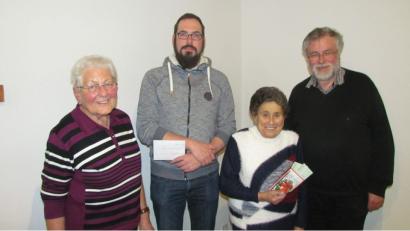 Bild: is
Geldübergabe: Erna Wolf, Robert Neuber, KAB Vorsitzende Martha Magerl, Pfarrer Edmund Prechtl.