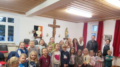 Bild: jzk
Stadtpfarrer Konrad Amschl (hinten links) freut sich, das Katharina Lippert (rechts) die Leitung des Kinderchores übernommen hat.