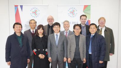 Bild: fppp
Die koreanische Delegation mit Young-Soo Kim (links), Harald Ehm (Vierter von links), Min-Bon You (Sechster von links), Robert Jodlbauer (Achter von links) und Dr. Bernhard Seliger (rechts).