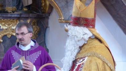 Bild: njn
(von links)Pfarrer Martin Besold mit dem Heiligen Nikolaus.