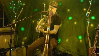 Bild: Kunz
Rechts die Klampfe, links das Didgeriedoo an der Backe: Pete Hoven spielt Rock, Blues und Country.