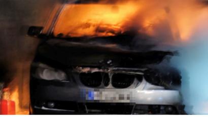 Bild: wlr
Der BMW brennt den Bildern nach zu urteilen lichterloh.