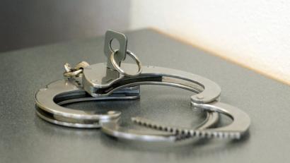 Bild: Armin Weigel
Handschellen liegen auf einem Tisch. Foto: Armin Weigel/Archiv