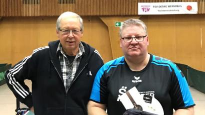 Bild: wdb
Markus Wild (rechts) hat 700 Mannschaftsspiele erreicht, Alfred Braun gratuliert.