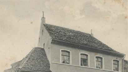 Bild: Familie Winkler
Das Eckgebäude Bahnhofstraße/Obere Nabburger Straße beherbergt um 1900 unter der Adresse Prinzregentenstraße 32 die Restauration der Familie Winkler. Heute betreibt die Familie hier die Apotheke auf der Wart.