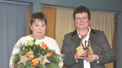 Bild: es
Rektorin Ulrike Uhlemann (rechts) dankt Rita Burger für die langjährige zuverlässige Arbeit als Reinigungskraft an der Schule mit einem Blumenstrauß und Pralinen.