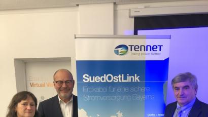 Bild: exb
Die Bundestagsabgeordneten Marianne Schieder (SPD) und Karl Holmeier (CSU) sprachen mit Lex Hartmann (Mitte), Vorstandsmitglied von Tennet, in der Konzernrepräsentanz in Berlin.