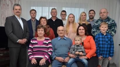 Bild: dob
Willibald Dressel (vorne, Mitte) fühlt sich im Kreise seiner Familie am wohlsten. Seine Kinder, Enkel und Urenkel Milian (vorne) lassen den Senior zum Ehrentag hochleben. Bürgermeister Andreas Wutzlhofer und Maximilian Pravida (von links) gratulieren für Stadt und Pfarrei.