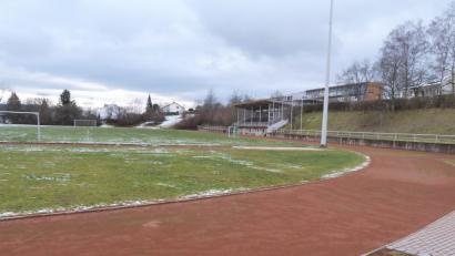 Bild: Portner
Das Jahnstadion, zwischen Doktor-Eisenbarth-Schule und Ortenburg-Gymnasium wurde vor 55 Jahren gebaut. Ein Förderprogramm erleichtert der Stadt die Sanierung.