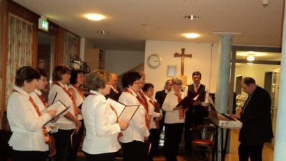 Bild: ksi
Der Chor erfreut die Senioren mit seinen Liedern.