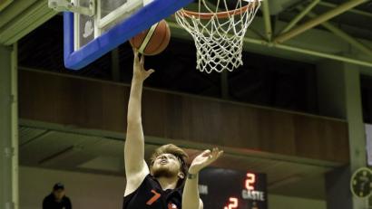 Bild: Büttner, Gerhard
In eigener Halle können die Neustädter Basketballer (links, Sebastian Fritsch im Spiel gegen die BG Litzendorf) jeden schlagen.