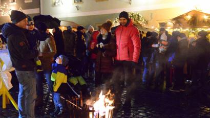 Bild: bey
Um die Feuerkörbe scharen sich die Besucher des Adventsmarkts.