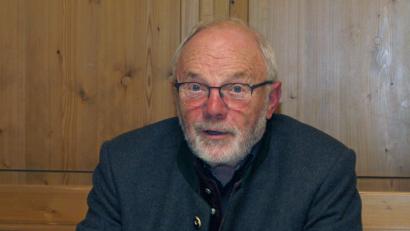 Bild: sön
Mit „Heiterem und Besinnlichem zur Advent- und Weihnachtszeit“ führt Dieter Radl tief in den Oberpfälzer Dialekt ein und belegte dies heiter aber auch besinnlich mit Lesung seiner Gedichte.