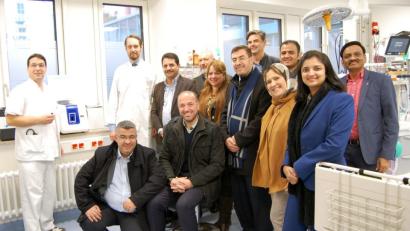 Bild: Klinikum/Gräß)
Die Delegation aus Katar trifft sich im Klinikum St. Marien mit Marc Bigalke (links), dem Ärztliche Leiter der Zentralen Notaufnahme. Dr. Alexander von Meyer (weißer Kittel) erklärt die Rotem-Technologie.