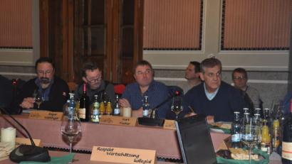 Bild: ws
Zu den Neuerungen im Stadtrat gehören originelle Namensschilder. Auf der Rückseite steht der Appell "Respekt, Wertschätzung und Kollegial". Ausgedacht hat sich das Bürgermeister Alfred Stier.