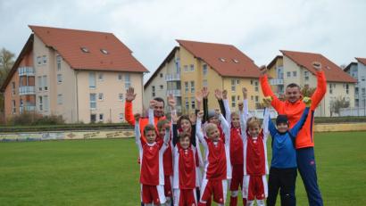 Bild: exb
Die E2-Junioren jubeln über den Sieg und die Meisterschaft.