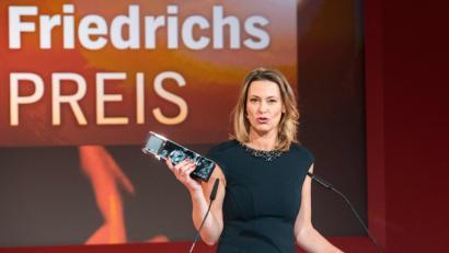 Bild: Daniel Bockwoldt/dpa
Die bekannte Fernsehjournalistin Anja Reschke mit dem Hanns-Joachim-Friedrichs-Preis.