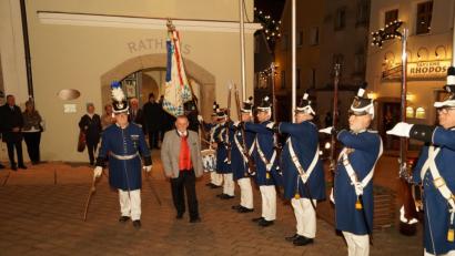 Bild: arw
Johann Völkl schreitet die Ehrenformation seiner Bürgerwehr ab.