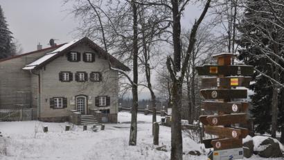 Bild: ws
Der Winter hat auf der Silberhütte schon Einzug gehalten. Die Besucher werden zwar die Winterwelt genießen können, nicht aber das gastronomische Angebot im Schutzhaus. Nach dem Kauf durch die Stadt Bärnau fehlt es noch an einem Konzept. Über die Höhe des Kaufpreises hält sich die Stadt weiter bedeckt.