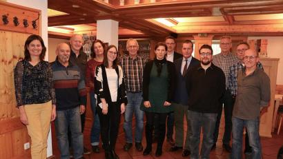 Bild: bsc
2018 ist im Naturpark Steinwald wieder viel bewegt worden. Ohne die ehrenamtliche Mithilfe wäre die Arbeit im Naturpark Steinwald nicht zu bewältigen gewesen. Vorsitzender Eberhard Freiherr von Gemmingen-Hornberg (Fünfter von rechts) und Geschäftsführer Ernst Tippmann (Sechster von links) danken bei einer Abschlussveranstaltung den Referenten, Geopark-Rangern und Hobbyfotografen für ihre breite Unterstützung.