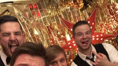 Bild: exb/Rotzlöffl
Spaß muss sein, auch im Advent – meinen die „Rotzlöffl“. Die vier Oberpfälzer texten Lieder aus dem Englischen um auf Bayerisch.