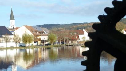 Bild: Portner
Der Hahnenweiher beim Wehr spiegelt den idyllischen Blick auf Schönsee. Das Rad der Zeit dreht sich weiter, und so hat der Stadtrat bereits heuer die Weichen für die großen Investitionen in 2019/20 gestellt.