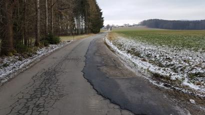 Bild: gi
Die Gemeindeverbindungsstraße Isgier-Burkhardsrieth ist in einem sehr schlechten Zustand. Gemeinsam wollen die Stadt Pleystein und der Markt Moosbach die Straße ausbauen.