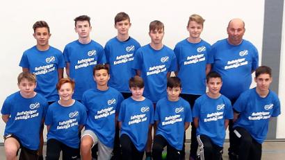 Bild: no
Stolz tragen die C-Jugendlichen der SG Illschwang/Schwend die T-Shirts, die von ihrem Erfolg künden. Sie laufen künftig in der Kreisliga auf. Trainer Armin Gräml (stehend rechts) freut sich mit seinen Jungs.