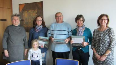 Bild: exb
Drei Inhaber der Ehrenamtskarte (Bildmitte) bekamen zum Tag des Ehrenamts Theatertickets geschenkt.