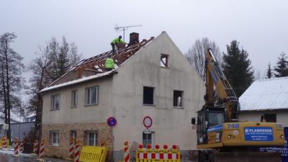 Bild: ak
Die Tage des Bader-Hauses sind gezählt. Der Abrissbagger macht Platz für eine Freifläche mit Zugang zum Erlbach und einen Wassermatschplatz.