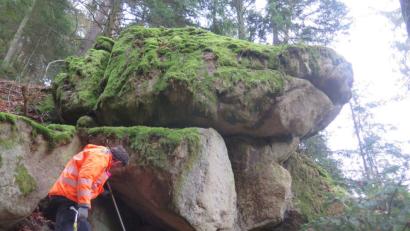 Bild: Dr. Spang Ingenieurgesellschaft
Geologen haben die Granithänge entlang der Kreisstraße SAD 28 untersucht und eine "erhöhte Felssturzgefahr" ausgemacht. Für nötige Sicherungsmaßnahmen ist die Straße in der kommenden Woche komplett gesperrt.