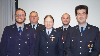 Bild: du
Bernhard Eckert und Carola Adam (vorne, von rechts) bilden bei der Feuerwehr Schirmitz auch in den kommenden sechs Jahren das bewährte Kommandanten-Duo. Darüber freuen sich Bürgermeister Ernst Lenk (vorne, links) sowie Kreisbrandrat Marco Saller und Kreisbrandinspektor Martin List (hinten, von rechts).
