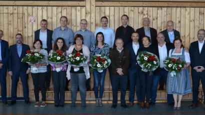 Bild: exb/Witron
Firmengründer Walter Winkler und die Witron-Geschäftsleitung loben die Treue und das Engagement der Mitarbeiter mit 25-jährigem Jubiläum.